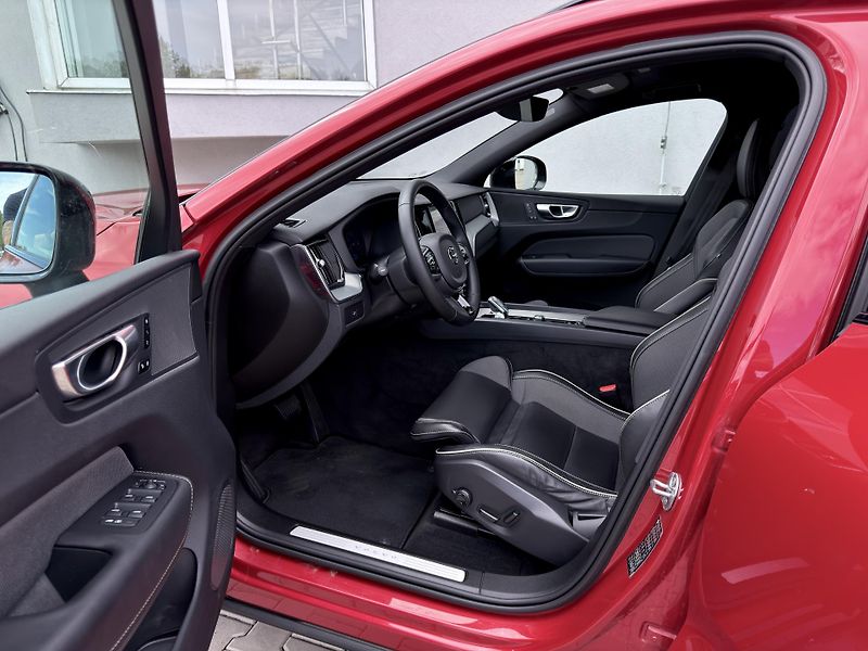 Volvo XC60 B5 AWD (benzín) // REZERVACE - fotka 11 z 48