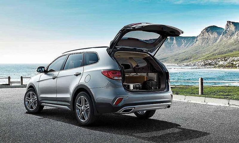 Hyundai Grand Santa Fe.