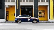 Porsche Macan v barvách cigaretové značky Rothmans.