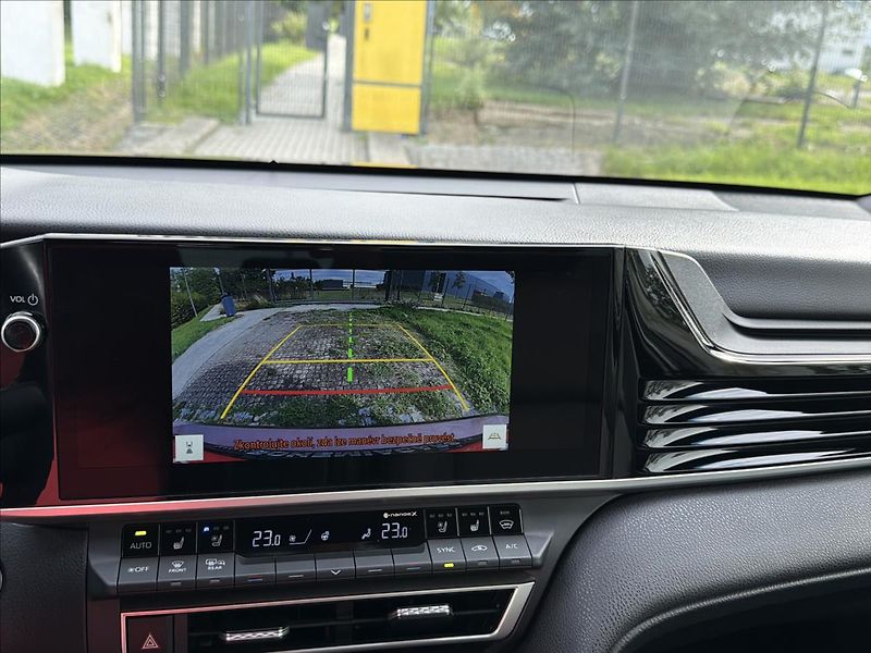 Toyota Camry 2,5 - fotka 4 z 36
