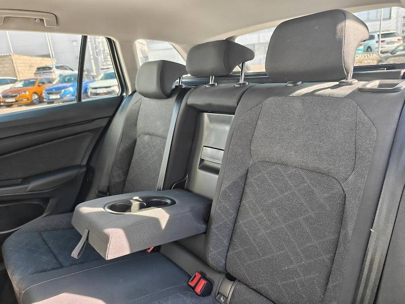 Volkswagen Golf Life 6G 1,5TSi - fotka 8 z 21