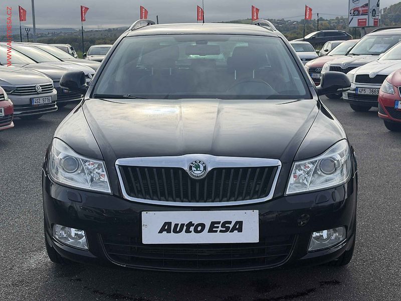Škoda Octavia (2012) 2.0 TDi, AT, xenon, autoAC - fotka 2 z 17