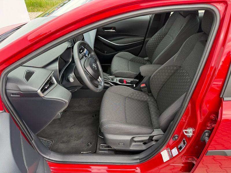 Toyota Corolla 1.8 HSD e-CVT Comfort Tech - fotka 11 z 27
