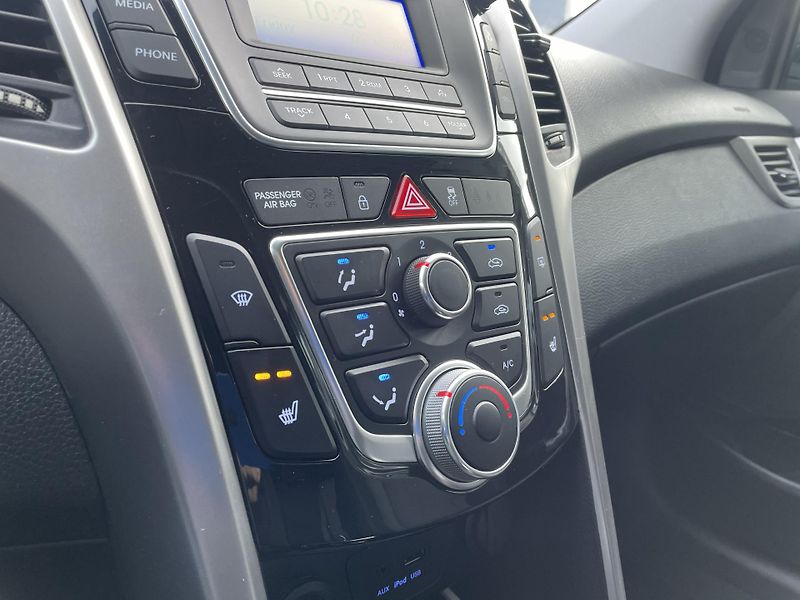 Hyundai i30 TRIKOLOR 1.6 CVVT 88 kW   - fotka 14 z 25