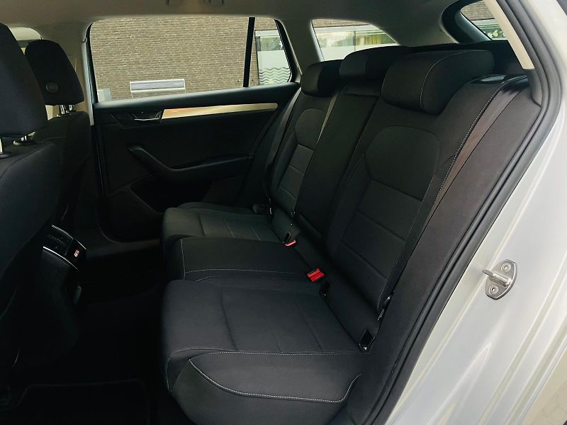 Škoda Superb 1.4TSI 4x4 MANUÁL VÝHŘEV TAŽNÉ - fotka 31 z 45