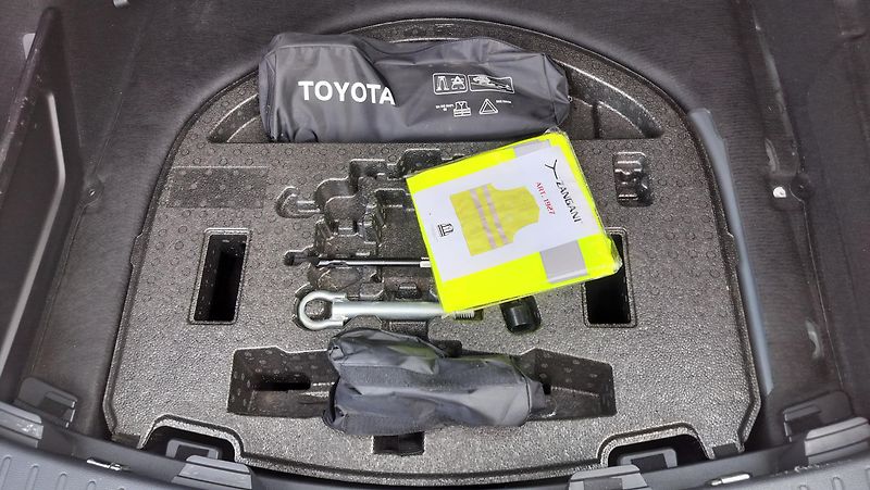 Toyota Corolla 2.0 hybrid, business, navigace - fotka 26 z 29
