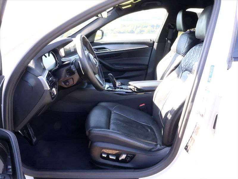 BMW Řada 5 3,0 530d 195kW xDrive CZ - fotka 12 z 39