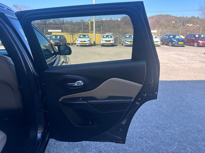Jeep Cherokee 2.2 CRD 4x4/147kW/Automat/1MAJ - fotka 20 z 37