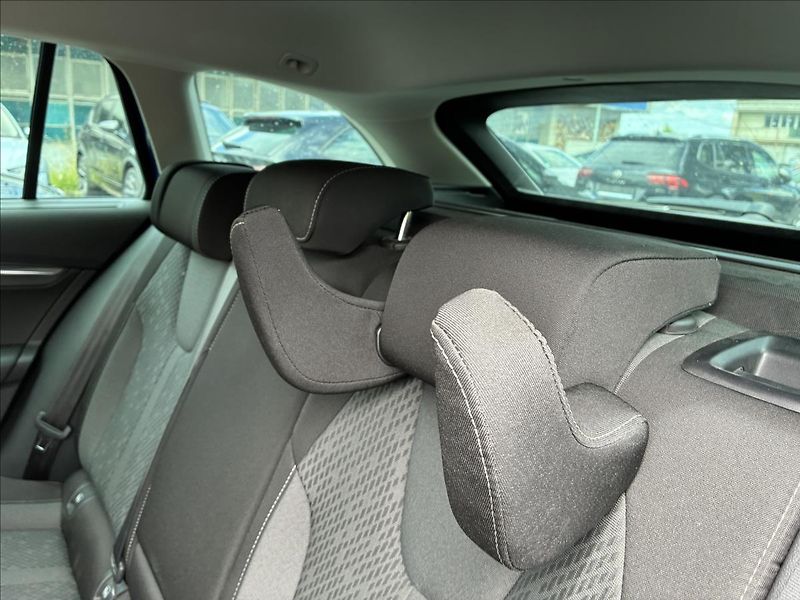 Škoda Octavia 2,0 TAŽNÉ,EL.KUFR,HEAD-UP - fotka 14 z 32