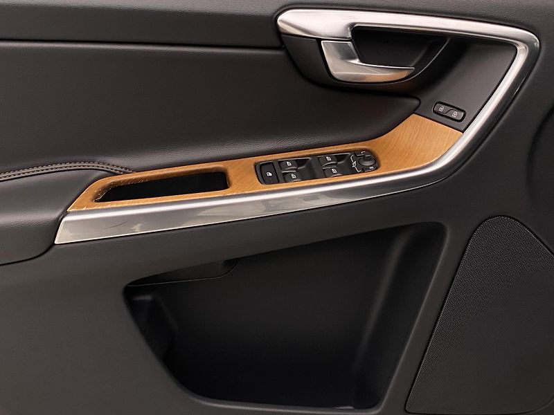 Volvo XC60 D4 AWD MOMENTUM REZERVACE - fotka 28 z 43