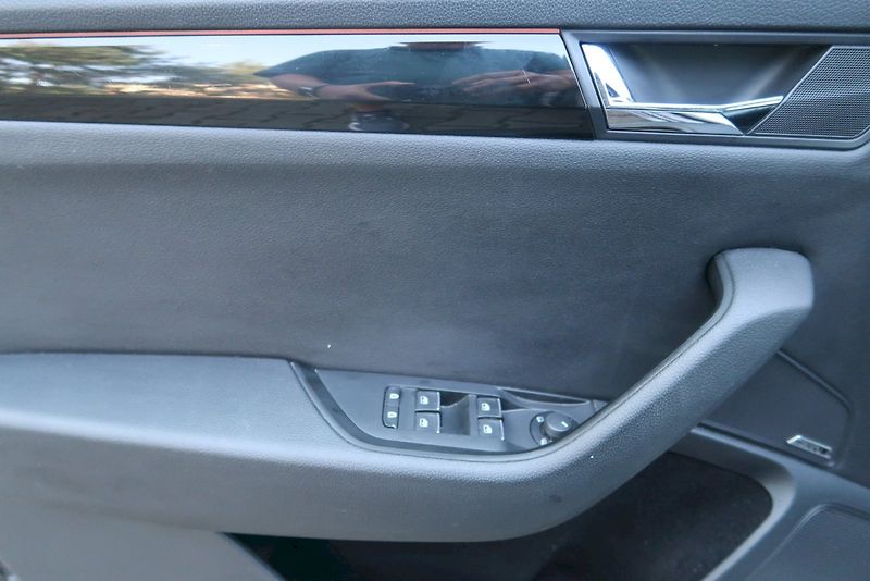 Škoda Superb (2018) Combi L&K  2,0 TDi/140 kW 4X4 - fotka 16 z 36