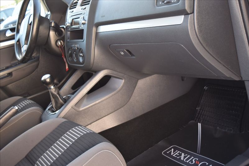 Volkswagen Golf 1,4 i 59KW NOVÁ STK ALU - fotka 33 z 35