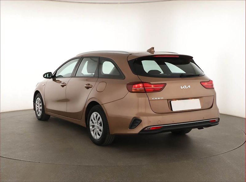 Kia Ceed (2022) Fresh 1.0 T-GDI, ČR,1.maj - fotka 4 z 13