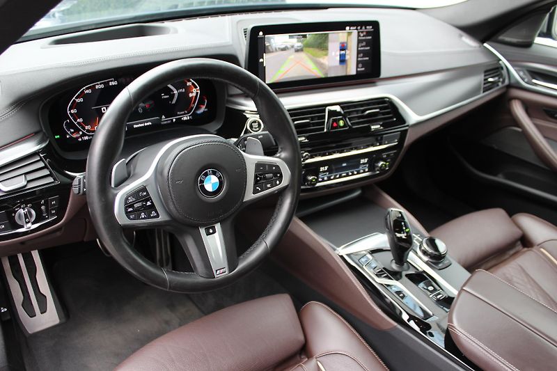 BMW Řada 5 M550i xDrive Sedan - fotka 4 z 28