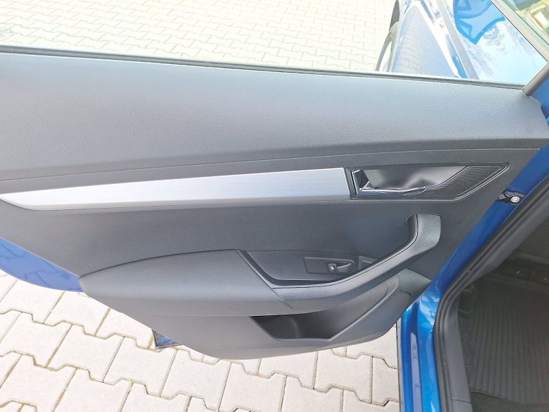 Škoda Karoq (2022) 1.5 TSI / 110 kW / 6MP / AMBIT - fotka 32 z 34