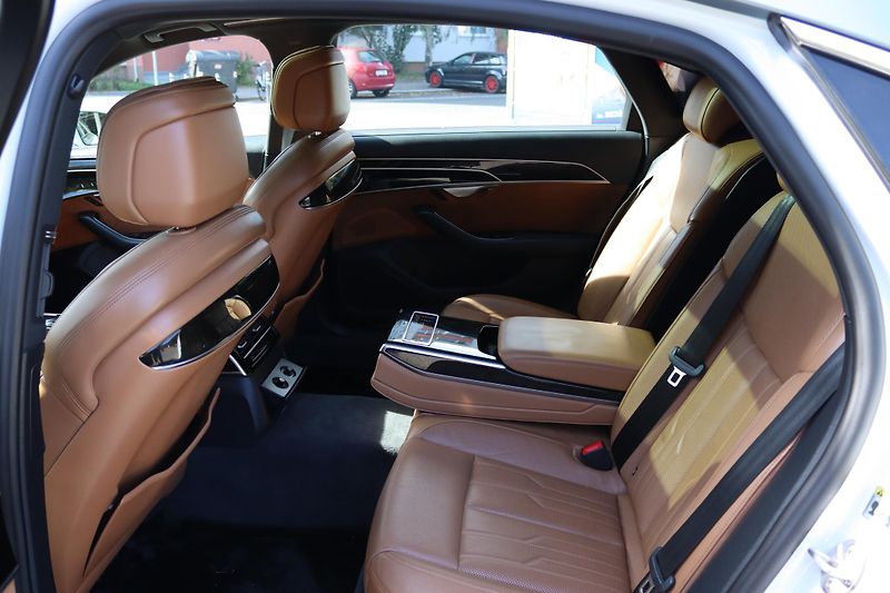 Audi A8 - fotka 47 z 68
