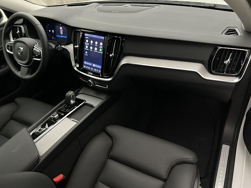 Volvo V60 B4 DARK PLUS AUT - fotka 23 z 46