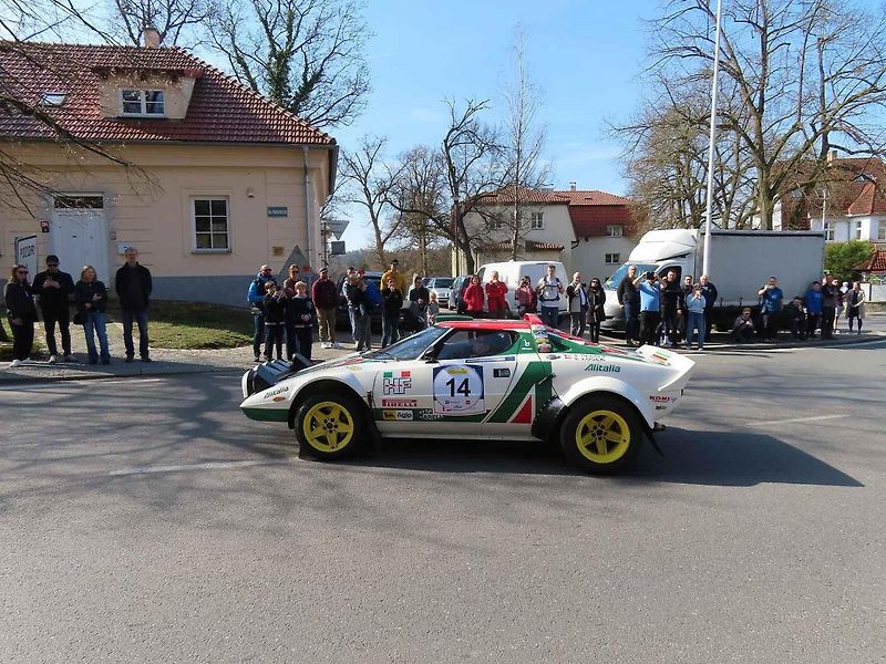 Michal a Jonáš Pavlíčkovi na startu. Rallye Spring Classic startovalo v sobotu 12. dubna dopoledne z jihočeského Tábora. Na trasu 231 kilometrů vyrazilo 100 posádek.