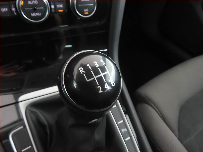 Volkswagen Golf (2018) Highline 2.0 TDI, Serv.kniha - fotka 13 z 21