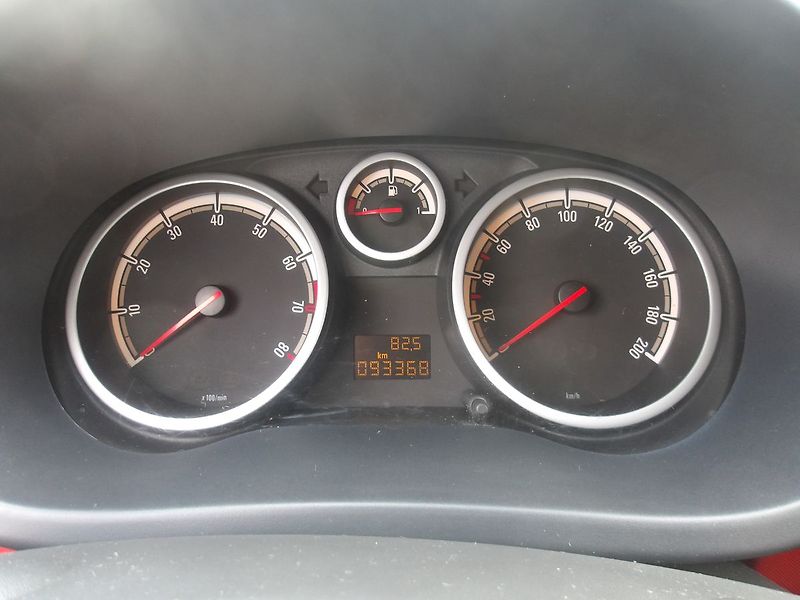 Opel Corsa 1,2i 59kW 93000km STK04/2028 - fotka 14 z 23