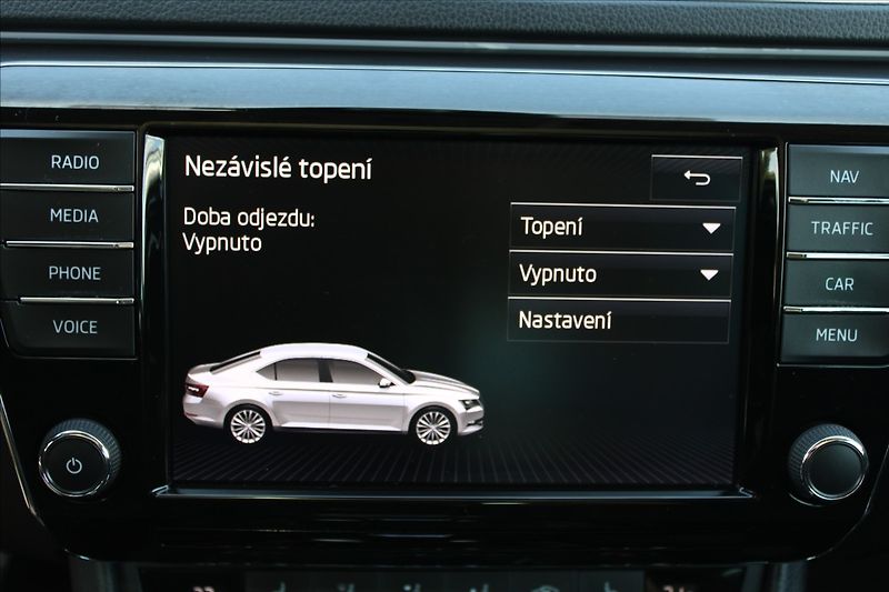 Škoda Superb 2,0 TDI  1.MAJ,A/T,4x4,STYLE - fotka 20 z 47