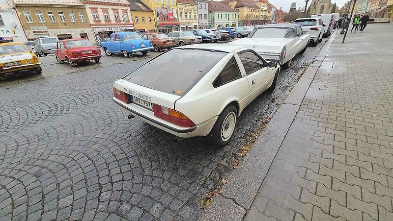 Z jedenáctého ročníku srazu autoveteránů na Husově náměstí v Rakovníku. Foto: Karel Fiala