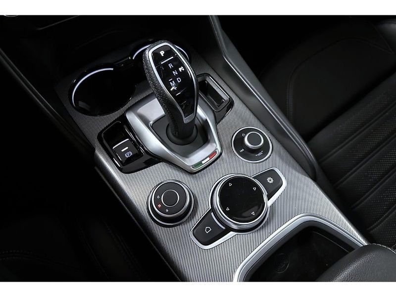 Alfa Romeo Giulia (2022) 2.0T 280k AT8 ZF Q4 4x4 Veloce - fotka 15 z 22