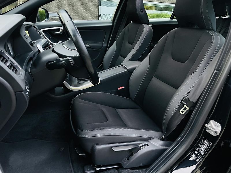 Volvo V60 2.0D 5VÁLEC AUT SERVISKA TAŽNÉ - fotka 28 z 44