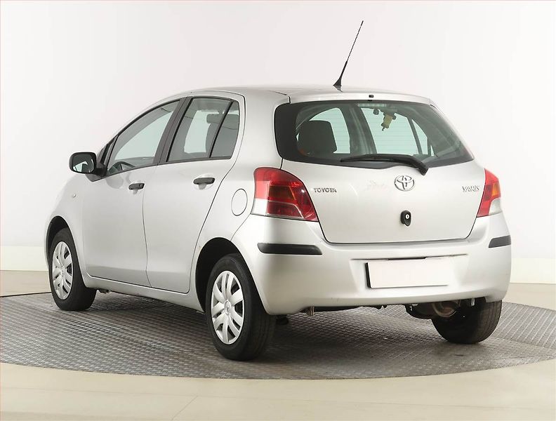 Toyota Yaris (2010) 1.0 VVT-i, Serv.kniha - fotka 4 z 15