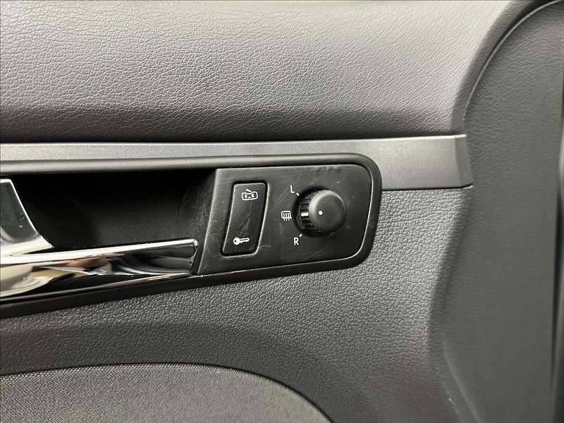 Volkswagen Touran 1,6 i 75kW AC NOVÉ PRAHY APOD. - fotka 19 z 29