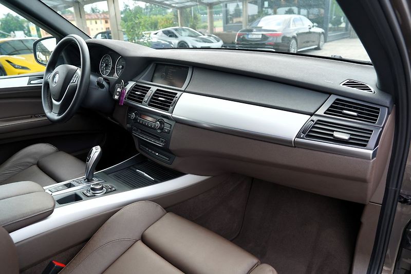 BMW X5 4.0d xDrive/kůže/7míst/55.000k - fotka 28 z 44
