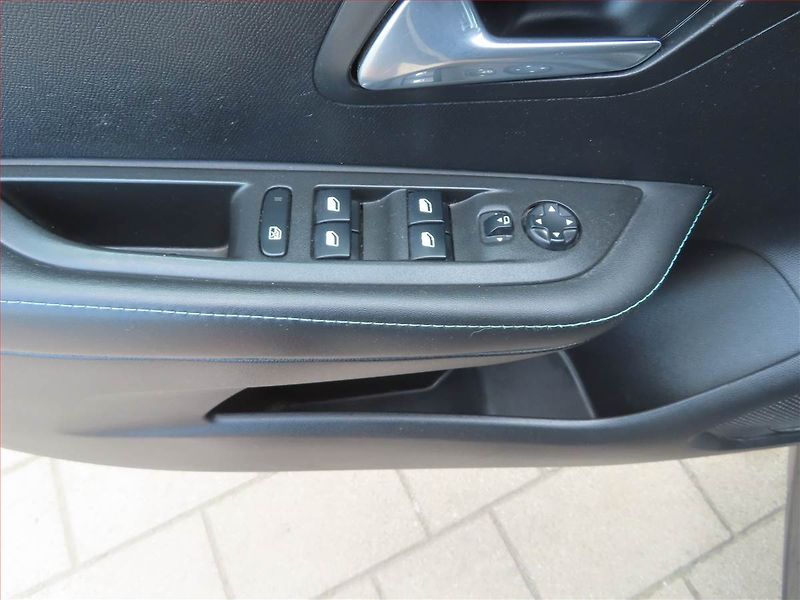 Peugeot 208 (2022) Allure 1.2 PureTech - fotka 16 z 18