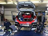Mechanici pracují na voze Hyundai.