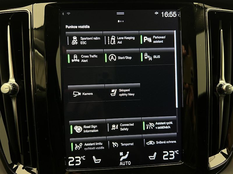 Volvo XC60 B4 AWD MOMENTUM AUT - fotka 32 z 43
