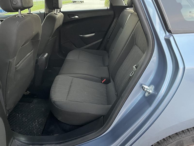 Opel Astra (2011) J KOMBI 1,6 i - fotka 12 z 13