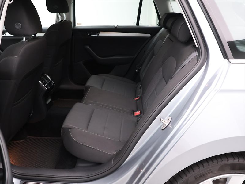 Škoda Superb 1,5 TSI 110kW CZ Xenon Navi - fotka 14 z 29