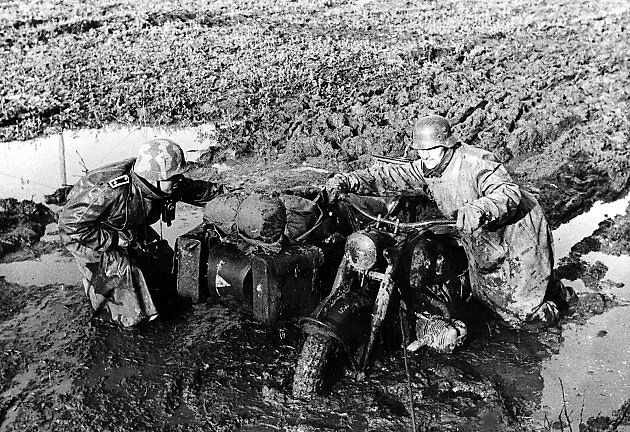 Takhle se na východní frontě BMW R75 brodilo bahnem., zdroj: Wikimedia Commons, Narodowe Archiwum Cyfrowe