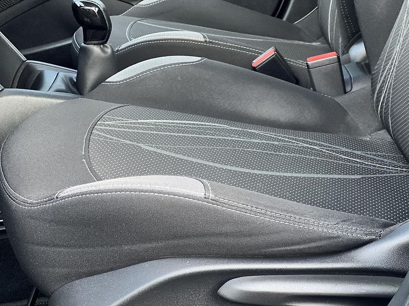 Peugeot 208 1.2i KLIMATIZACE ABS ASR ESP - fotka 11 z 41
