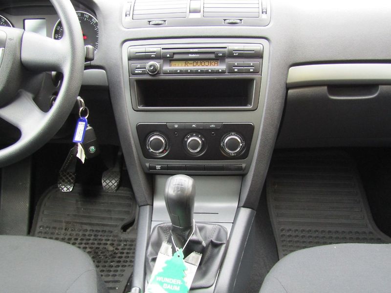 Škoda Octavia (2009) 1.6 MPI 75kW 1.MAJITEL - fotka 17 z 35