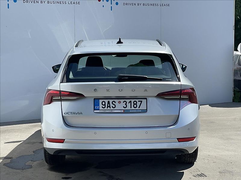 Škoda Octavia 2,0 TDI Combi Ambition Plus - fotka 22 z 22