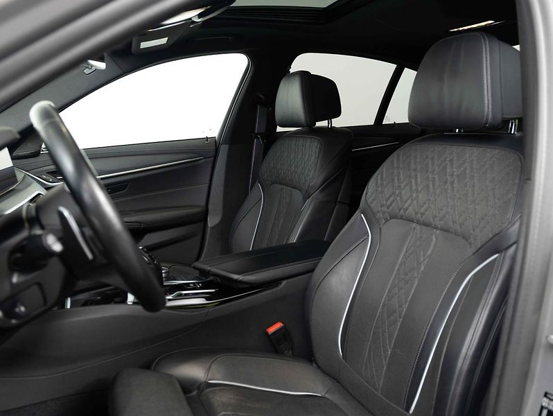 BMW Řada 5 M550i xDrive - fotka 19 z 23