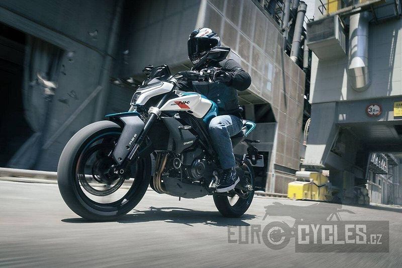 CFMOTO 450 NK (2026) - fotka 16 z 20