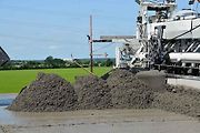 Pokládka betonové vrstvy vozovky je milníkem stavby dálnice D1 na úseku Říkovice - Přerov. Stavebníci ji zahájili tento týden.