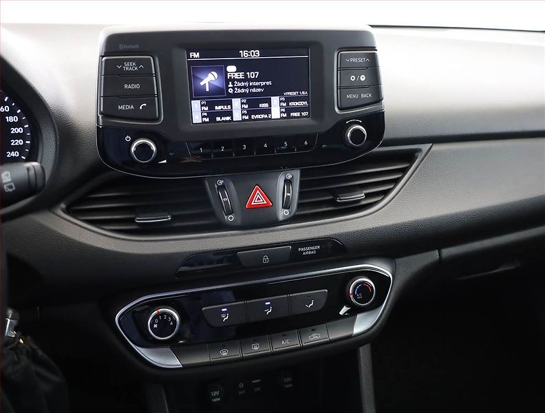 Hyundai i30 (2017) 1.6 CRDi, Tempomat - fotka 10 z 17
