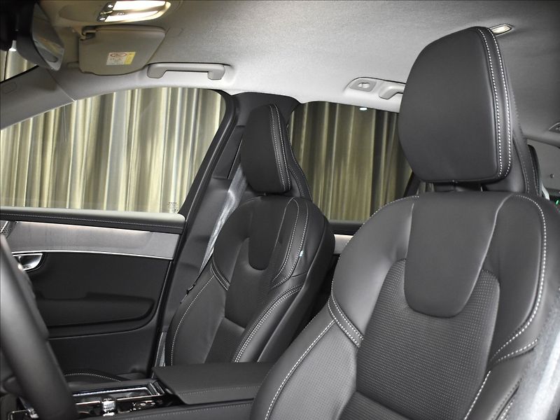 Volvo XC90 (2026) 2,0 T8  Plus Dark - fotka 12 z 35