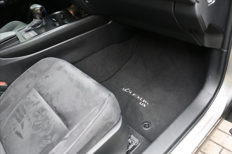 Lexus UX 250h 2,0 HEV, DSG, 1.Maj.  UX - fotka 43 z 64