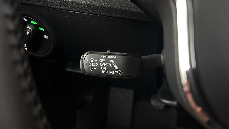 Škoda Superb 2.0 TDI Ambition Combi - fotka 14 z 29
