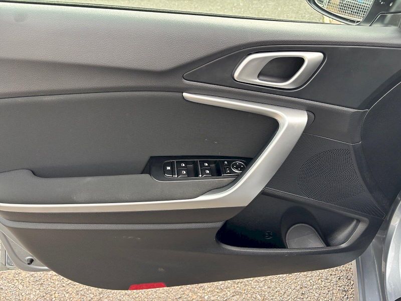 Kia Ceed (2025) 1.5 T-GDi TOP 7DCT - fotka 21 z 29