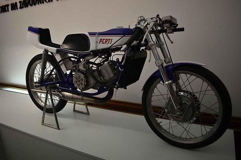 Tovární Jawa 350 pro seriál závodů Mistrovství světa z konce šedesátých lete - zřejmě technicky nejdokonalejší motocykl té doby