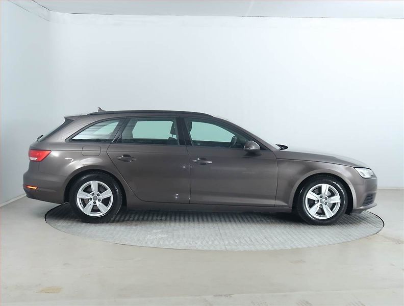 Audi A4 (2018) Sport 2.0 TDI, Automat, Navi - fotka 6 z 17
